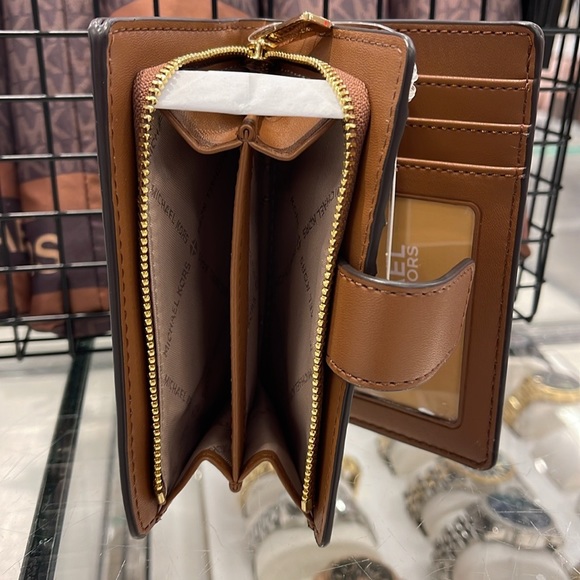 MICHAEL KORS
Medium Signature Logo Wallet 
Vanilla 
NWT - Picture 15 of 16